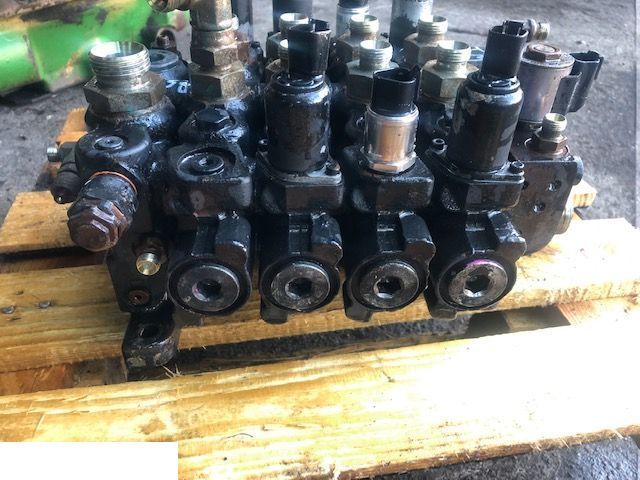 JCB TM 320 - Rozdzielacz Hydrauliczny - Valve hydraulique pour Machine agricole: photos 2 JCB TM 320 - Rozdzielacz Hydrauliczny - Valve hydraulique pour Machine agricole: photos 2