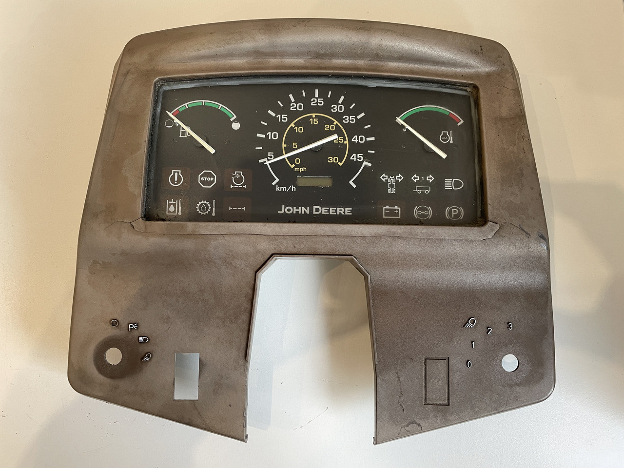 John Deere 3800 - zegary licznik pulpit AZ57940 R197098 - Panel de instrumentos pour Machine agricole: photos 1 John Deere 3800 - zegary licznik pulpit AZ57940 R197098 - Panel de instrumentos pour Machine agricole: photos 1