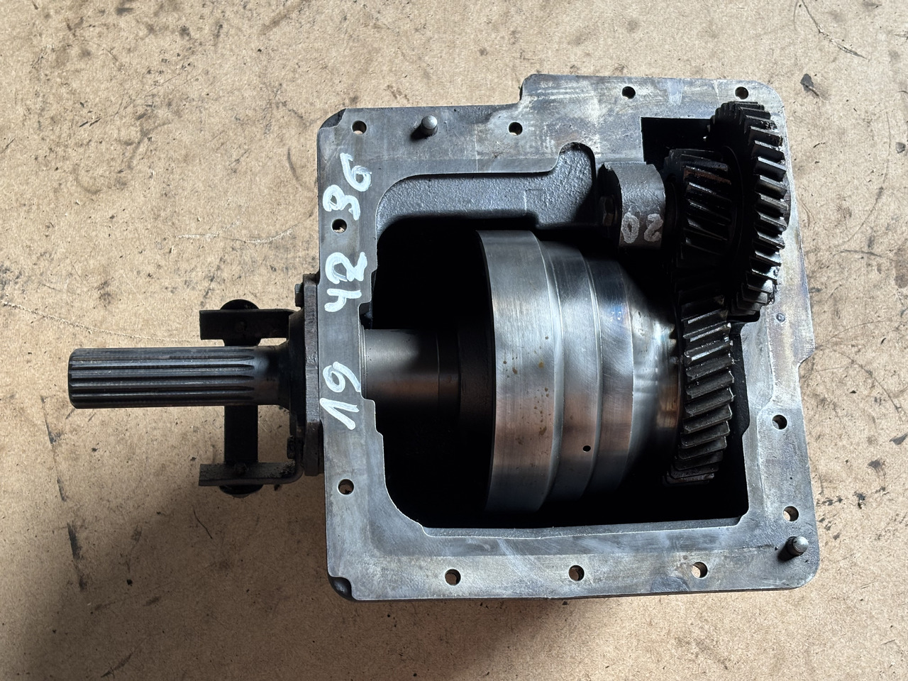 John Deere 6110, 6000, 6010 Przystawka Przedniego Napędu L76149 L101047 - Demi arbre pour Machine agricole: photos 1 John Deere 6110, 6000, 6010 Przystawka Przedniego Napędu L76149 L101047 - Demi arbre pour Machine agricole: photos 1