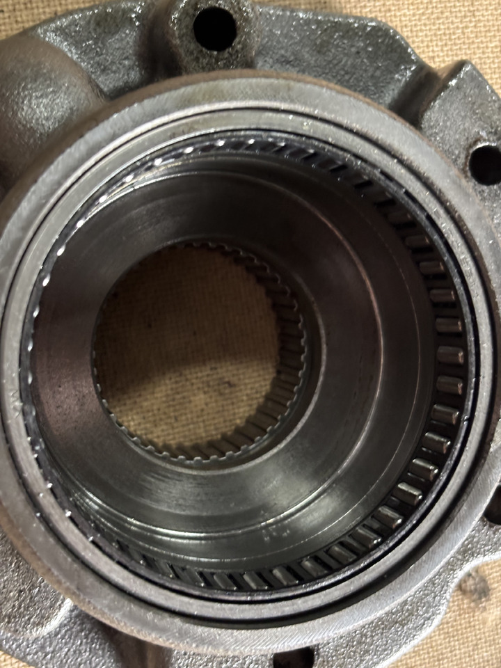 John Deere 6910, 6910S Obudowa Pompy Oleju Łożyska R109001 JD10269 R108926 R108928 - Pompe à huile pour Tracteur agricole: photos 2 John Deere 6910, 6910S Obudowa Pompy Oleju Łożyska R109001 JD10269 R108926 R108928 - Pompe à huile pour Tracteur agricole: photos 2