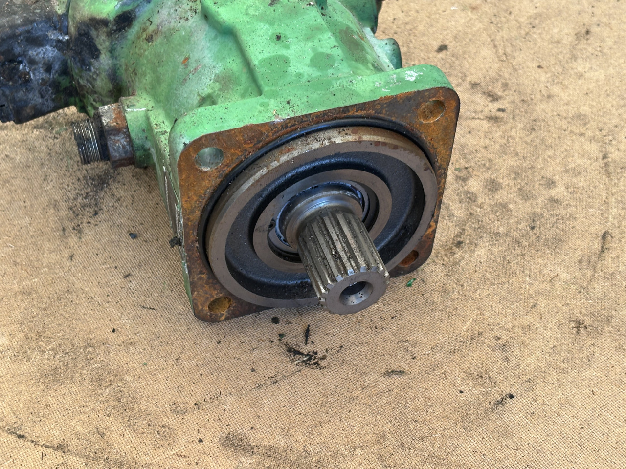 John Deere 8200 8300 8400 8500 Silnik hydrauliczny AXE83863 - Moteur hydraulique pour Machine agricole: photos 3 John Deere 8200 8300 8400 8500 Silnik hydrauliczny AXE83863 - Moteur hydraulique pour Machine agricole: photos 3