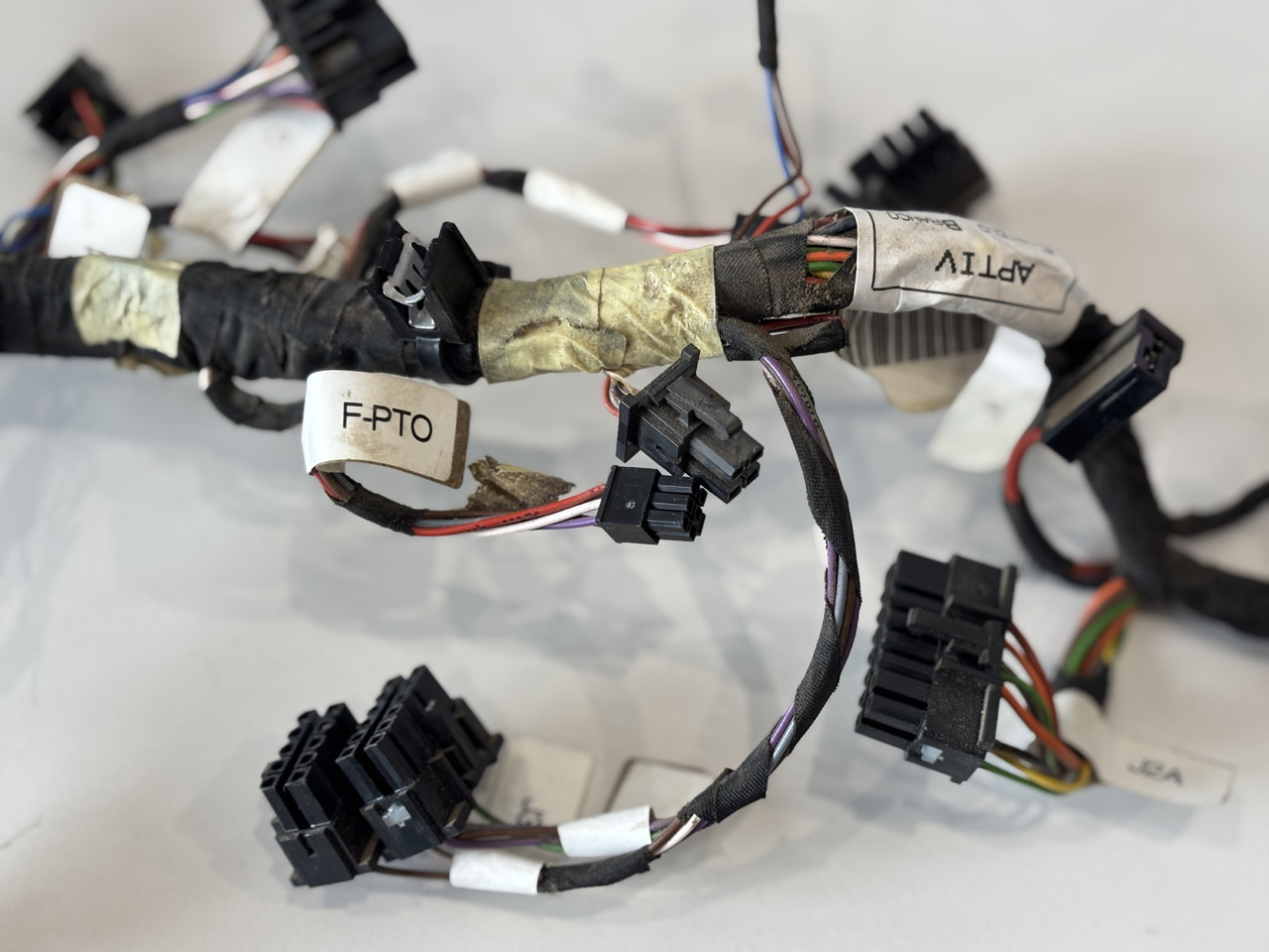 John Deere Wiązka Elektronika Kabli Podłokietnika NGOI MFTC AL222738 - Câble/ Fil pour Machine agricole: photos 3 John Deere Wiązka Elektronika Kabli Podłokietnika NGOI MFTC AL222738 - Câble/ Fil pour Machine agricole: photos 3