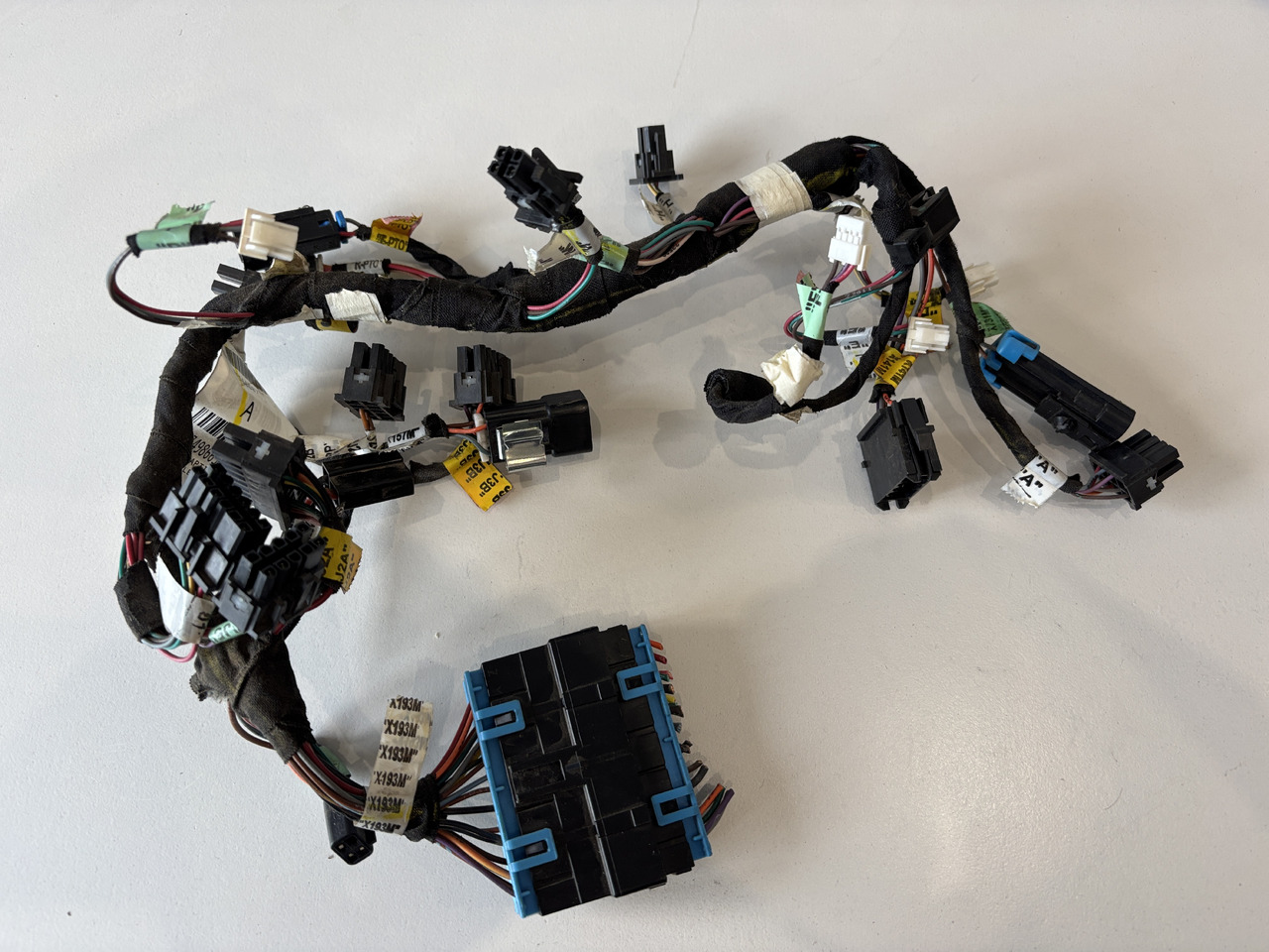 John Deere seria 6000 7000 8000 R - wiązka el. podłokietnika CommandARM RE566687 - Câble/ Fil pour Machine agricole: photos 1 John Deere seria 6000 7000 8000 R - wiązka el. podłokietnika CommandARM RE566687 - Câble/ Fil pour Machine agricole: photos 1