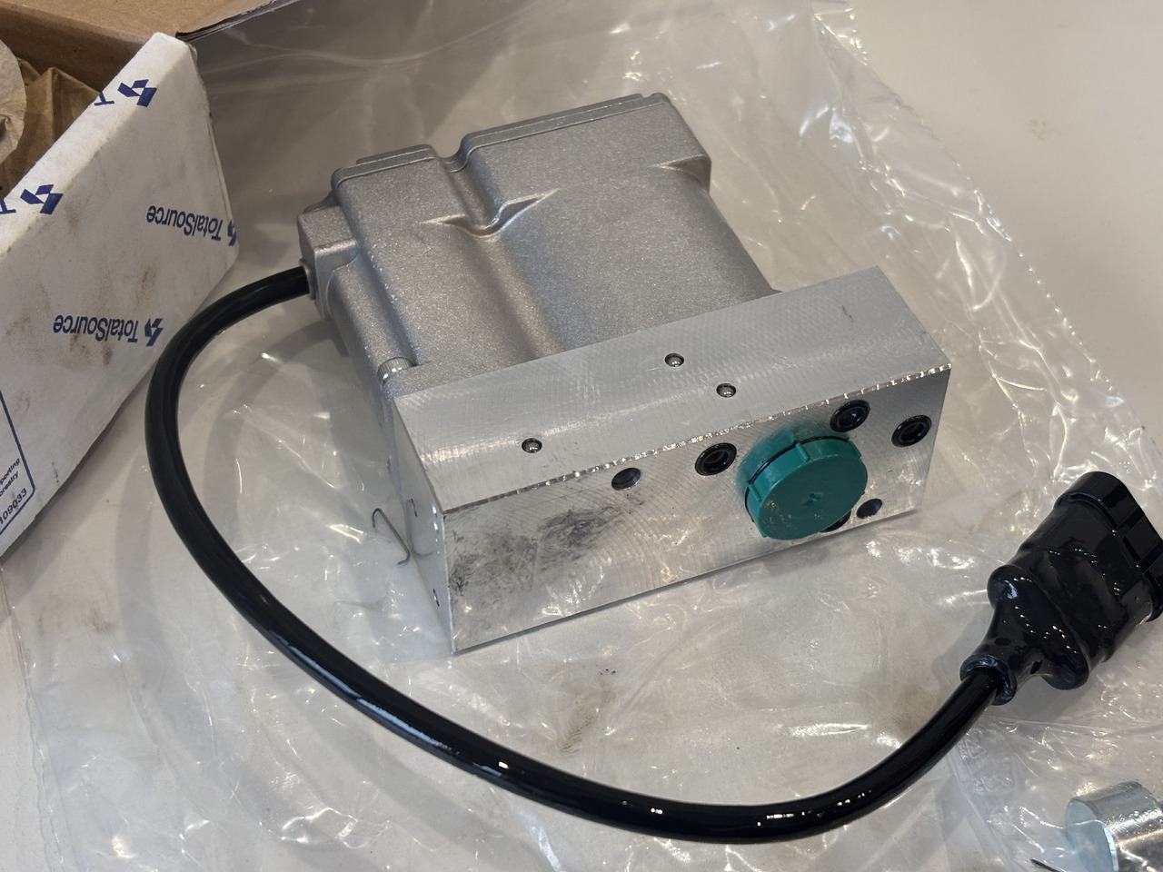 MERLO Cewka Elektrozawór Wysuwu Ramienia 086555 - Valve hydraulique pour Matériel de manutention: photos 1 MERLO Cewka Elektrozawór Wysuwu Ramienia 086555 - Valve hydraulique pour Matériel de manutention: photos 1