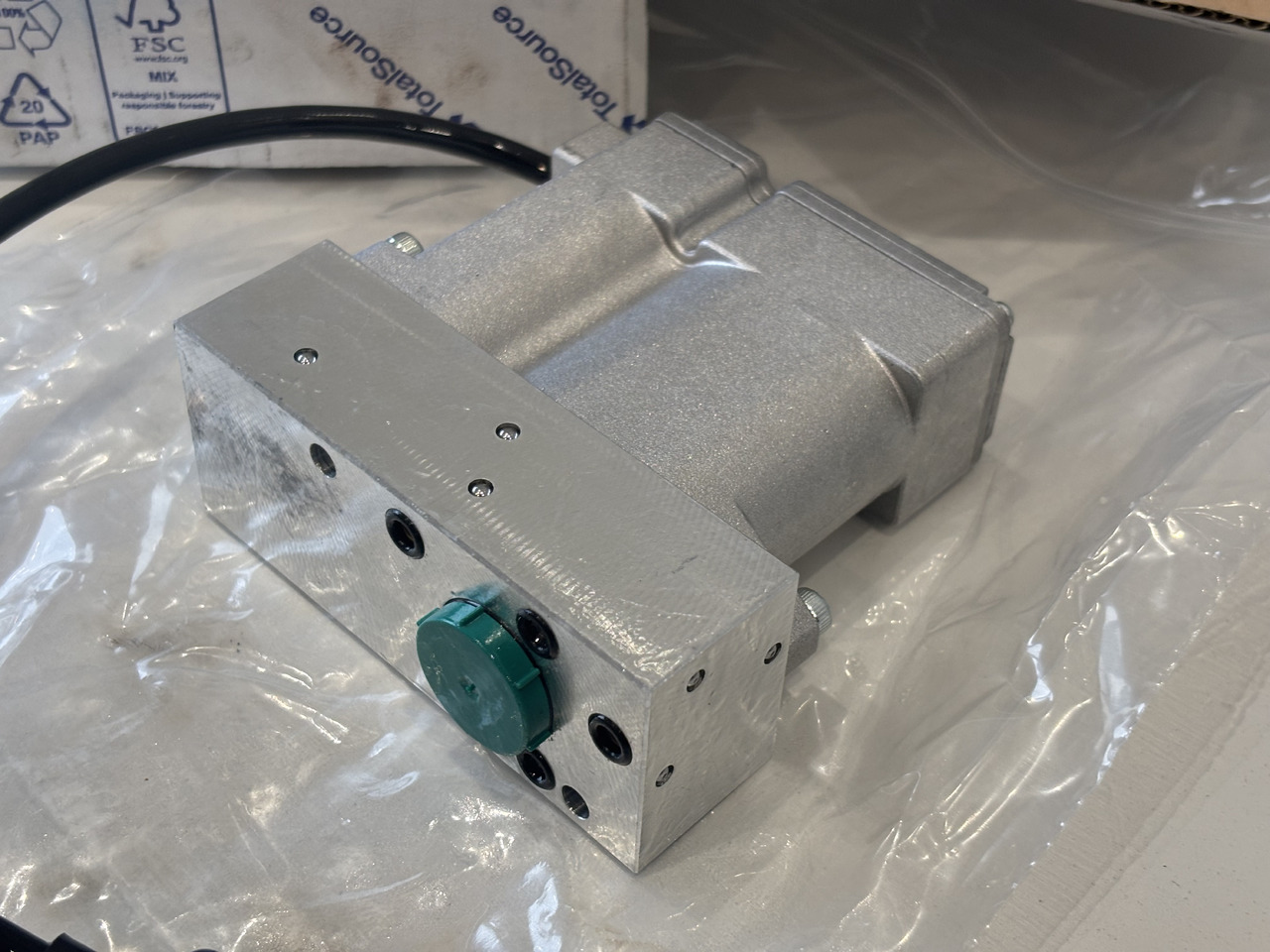 MERLO Cewka Elektrozawór Wysuwu Ramienia 086555 - Valve hydraulique pour Matériel de manutention: photos 2 MERLO Cewka Elektrozawór Wysuwu Ramienia 086555 - Valve hydraulique pour Matériel de manutention: photos 2