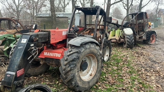 Manitou 627 zwolnica zwrotnica ramie teleskop karetka felgi części - Fusée d'essieu pour Machine agricole: photos 1 Manitou 627 zwolnica zwrotnica ramie teleskop karetka felgi części - Fusée d'essieu pour Machine agricole: photos 1