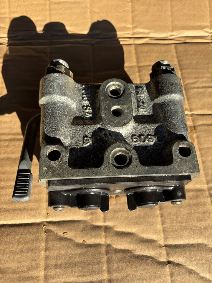 Massey Fergusson - zawór gniazdo hydrauliczne 3796260M1 ACP0307080 - Valve hydraulique pour Machine agricole: photos 3 Massey Fergusson - zawór gniazdo hydrauliczne 3796260M1 ACP0307080 - Valve hydraulique pour Machine agricole: photos 3