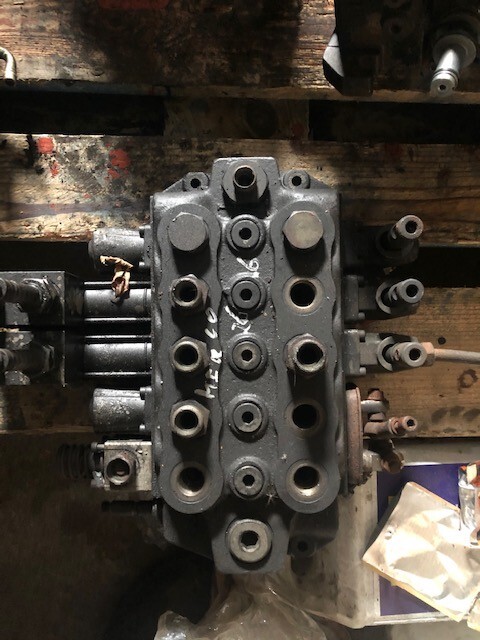 Merlo Rozdzielacz Hydrauliczny - Valve hydraulique pour Machine agricole: photos 1 Merlo Rozdzielacz Hydrauliczny - Valve hydraulique pour Machine agricole: photos 1