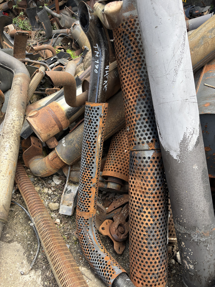 New Holland TM130 TM175 TM190 - tłumik wydech 82022974 - Tube d'echappement pour Machine agricole: photos 1 New Holland TM130 TM175 TM190 - tłumik wydech 82022974 - Tube d'echappement pour Machine agricole: photos 1