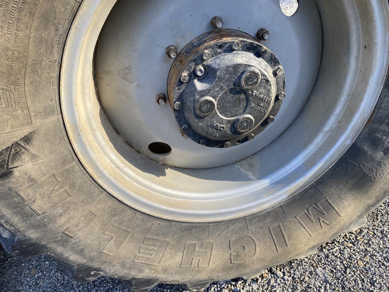 Opony Michelin 540/65R28 - Pneu pour Machine agricole: photos 2 Opony Michelin 540/65R28 - Pneu pour Machine agricole: photos 2