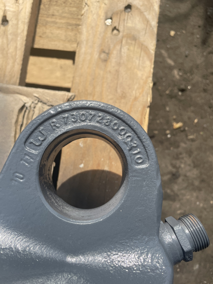 Massey Fergusson 8450 8460 8470 8480 - siłownik podnośnika R730727000210 G924860030011 - Pièces de rechange pour Tracteur agricole: photos 2 Massey Fergusson 8450 8460 8470 8480 - siłownik podnośnika R730727000210 G924860030011 - Pièces de rechange pour Tracteur agricole: photos 2