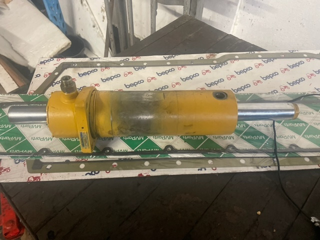 Siłownik skrętu carraro Claas Scorpion , Claas Targo - Vérin hydraulique pour Chariot télescopique: photos 4 Siłownik skrętu carraro Claas Scorpion , Claas Targo - Vérin hydraulique pour Chariot télescopique: photos 4