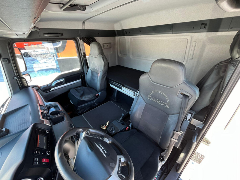 Photo d'intérieur 1: Camion plateau, Camion grue MAN TGL 8.220 4x2 HMF 340 K2 / PLATFORM L=4147 mm