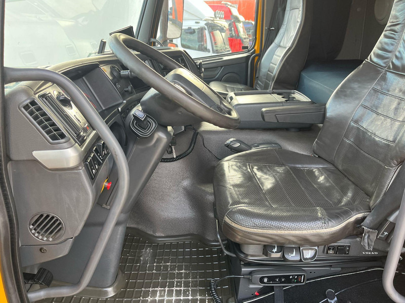 Photo d'intérieur 1: Volvo FM 330 6x2 BOX L=5125 mm en leasing occasion Volvo FM 330 6x2 BOX L=5125 mm