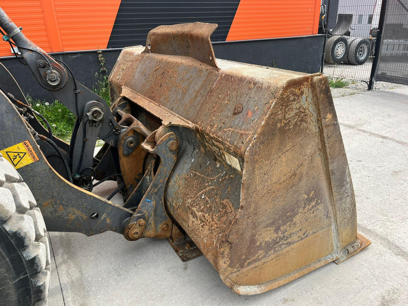 Chargeuse sur pneus Volvo L 90 F 4x4 CENTRAL LUBRICATION / AC: photos 11