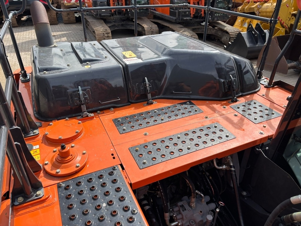 Pelle sur chenille Hitachi ZX 210 LC-6: photos 28