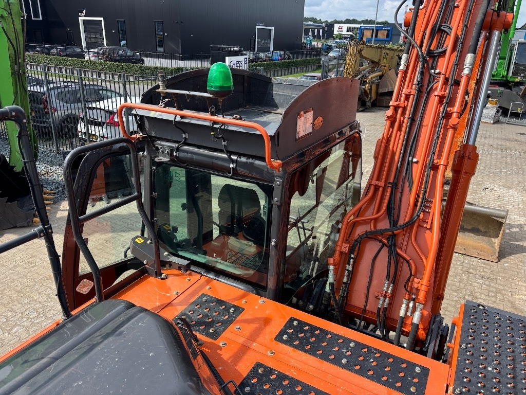 Pelle sur chenille Hitachi ZX 210 LC-6: photos 30