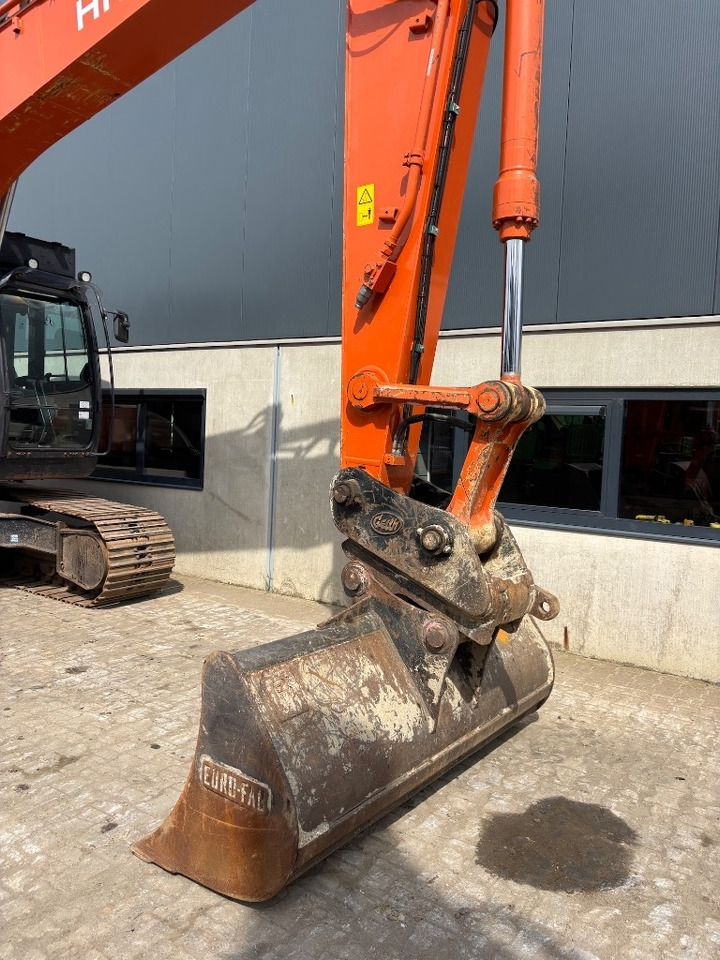 Pelle sur chenille Hitachi ZX 210 LC-6: photos 12