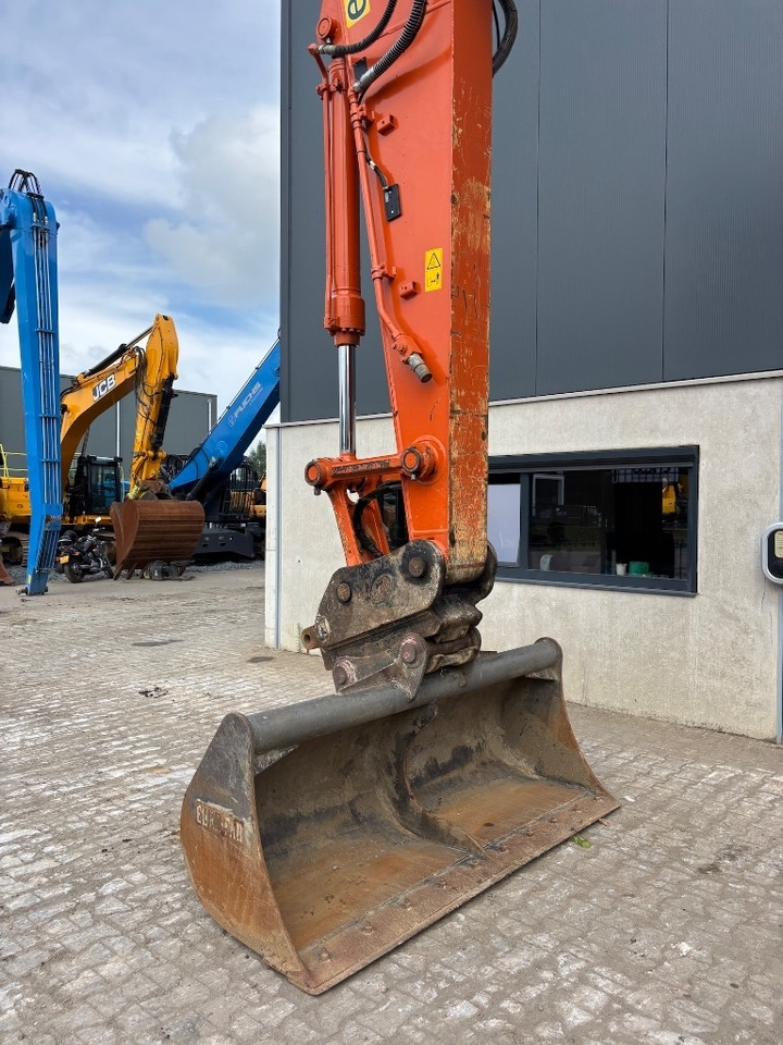 Pelle sur chenille Hitachi ZX 210 LC-6: photos 10
