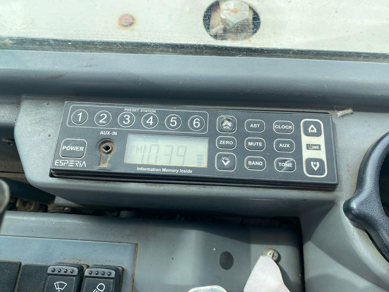 Pelle sur chenille TAKEUCHI TB 250: photos 6