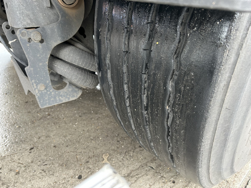 Semi-remorque fourgon Fruehauf FSR MD4 / Box / Loadlift 2000 kg / Lift axle: photos 9 Semi-remorque fourgon Fruehauf FSR MD4 / Box / Loadlift 2000 kg / Lift axle: photos 9