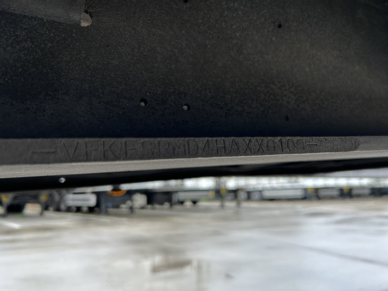 Semi-remorque fourgon Fruehauf FSR MD4 / Box / Loadlift 2000 kg / Lift axle: photos 15 Semi-remorque fourgon Fruehauf FSR MD4 / Box / Loadlift 2000 kg / Lift axle: photos 15