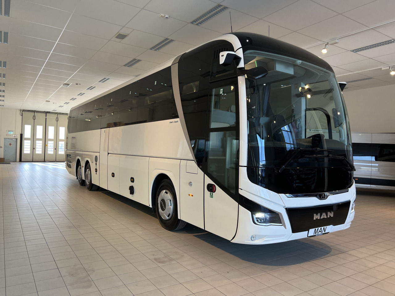 MAN Lions Coach R08 Euro 6E (Dark Edition) - Autocar: photos 1 MAN Lions Coach R08 Euro 6E (Dark Edition) - Autocar: photos 1