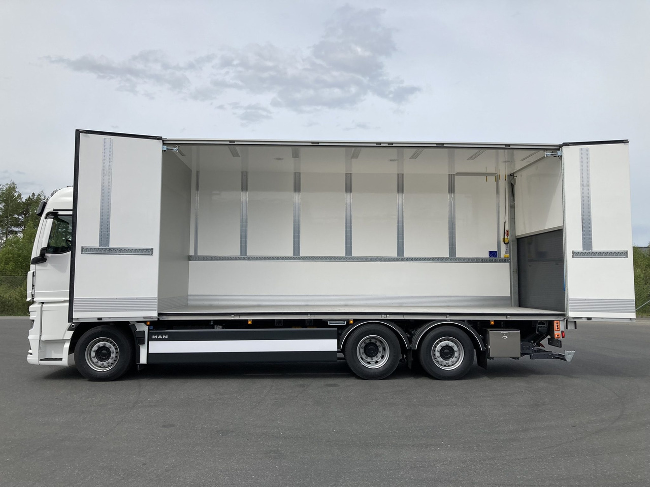 Camion pour le transport de boissons TGX 26.510 6×2-4 Fjärrbil Skåp PLS: photos 8 Camion pour le transport de boissons TGX 26.510 6×2-4 Fjärrbil Skåp PLS: photos 8