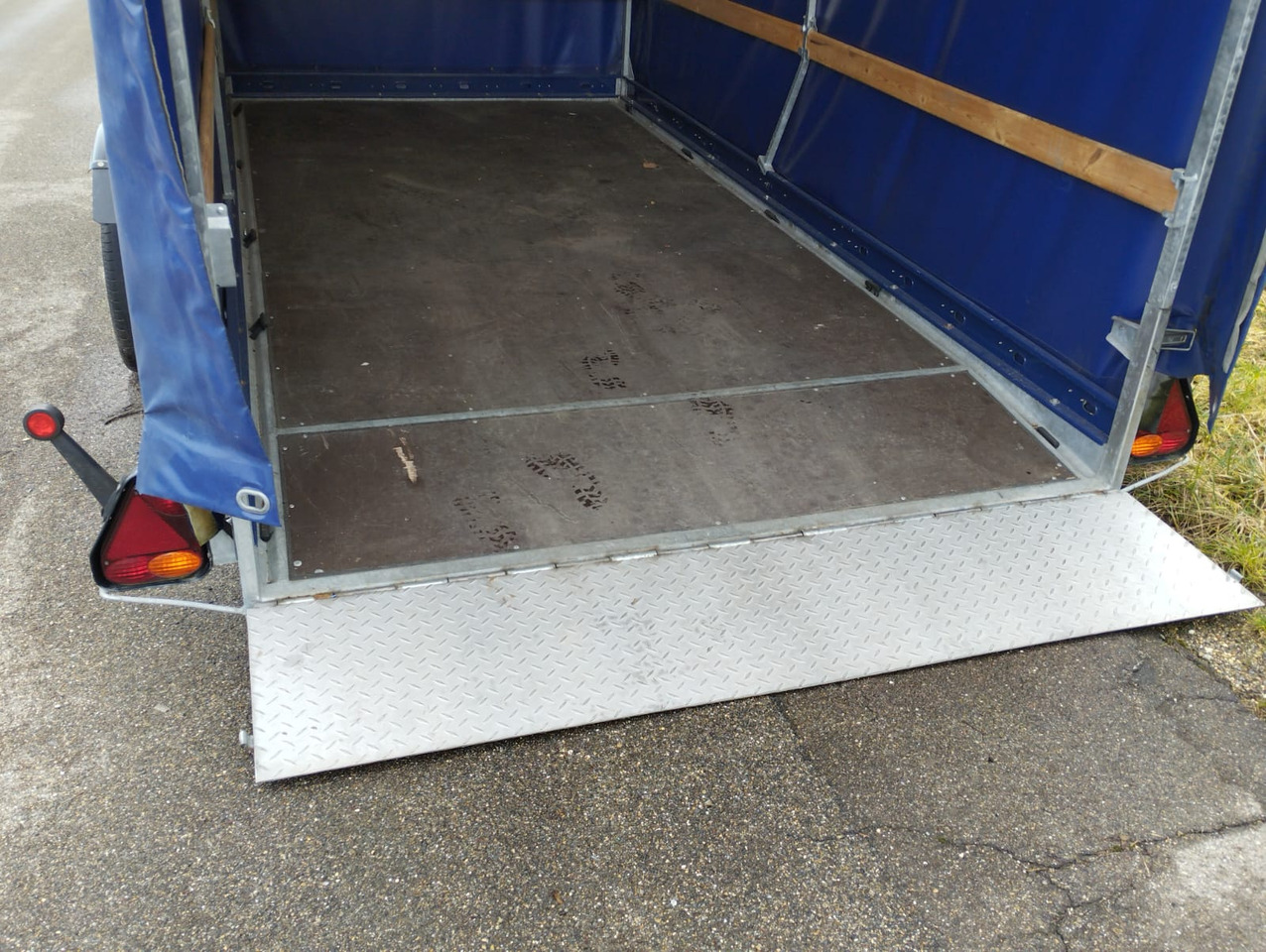 VEZEKO 400 x 187 3,5 t Absenkanhänger Huski 40.35 - Remorque rideaux coulissants: photos 5 VEZEKO 400 x 187 3,5 t Absenkanhänger Huski 40.35 - Remorque rideaux coulissants: photos 5