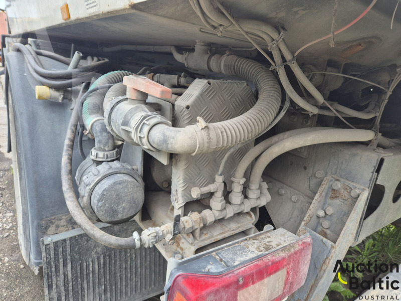 Balayeuse de voirie Volvo FL618: photos 19