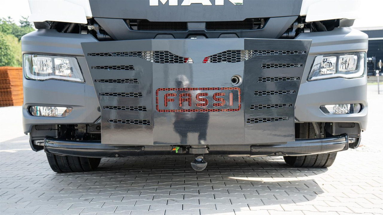 MAN 35.470 8x2 Kran F710 RA2.26 - Camion plateau, Camion grue: photos 2 MAN 35.470 8x2 Kran F710 RA2.26 - Camion plateau, Camion grue: photos 2