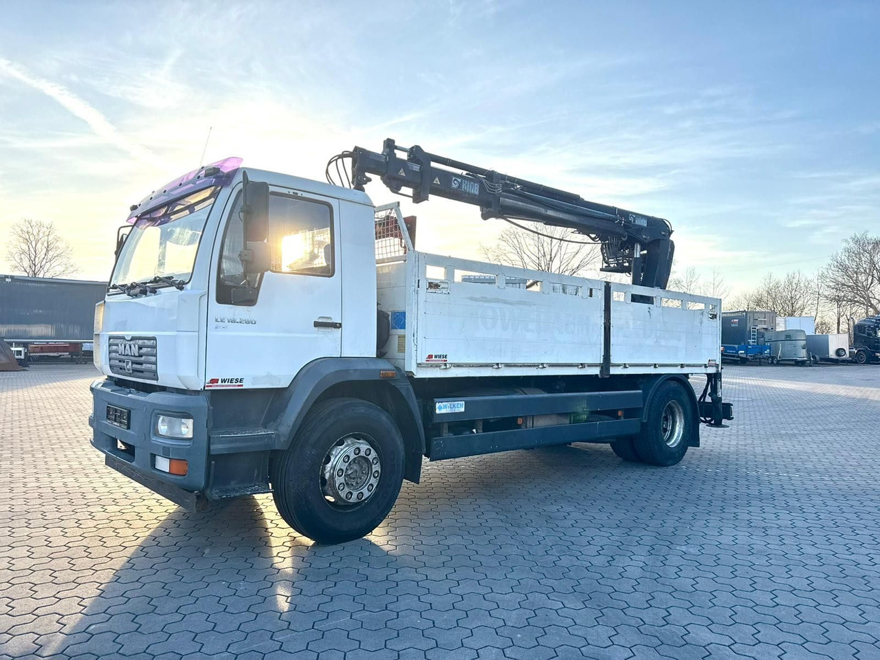 MAN LE 18.280 Pritsche mit HIAB 133 K PRO/HIPRO Kran - Camion grue: photos 2 MAN LE 18.280 Pritsche mit HIAB 133 K PRO/HIPRO Kran - Camion grue: photos 2