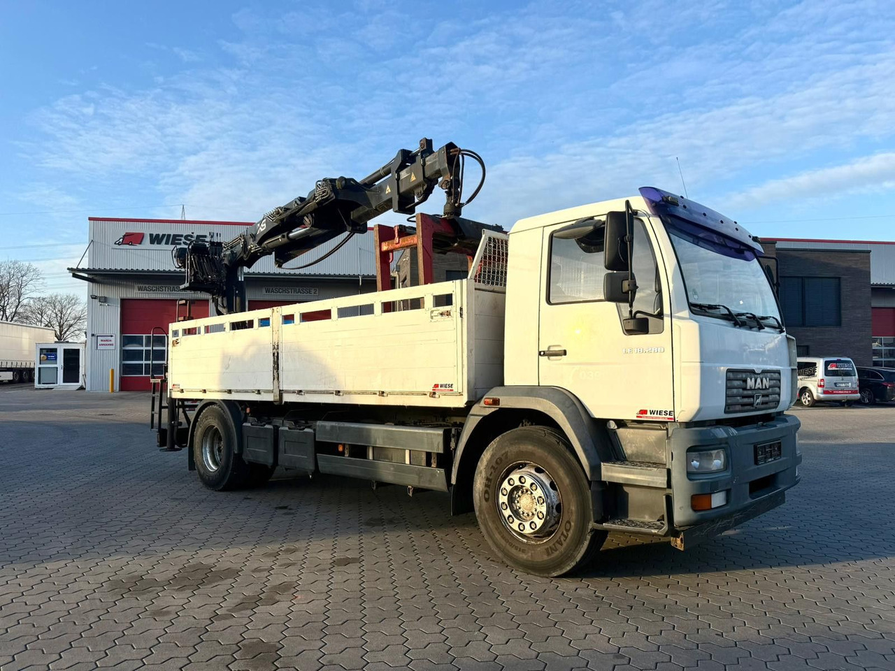 MAN LE 18.280 Pritsche mit HIAB 133 K PRO/HIPRO Kran - Camion plateau, Camion grue: photos 1 MAN LE 18.280 Pritsche mit HIAB 133 K PRO/HIPRO Kran - Camion plateau, Camion grue: photos 1