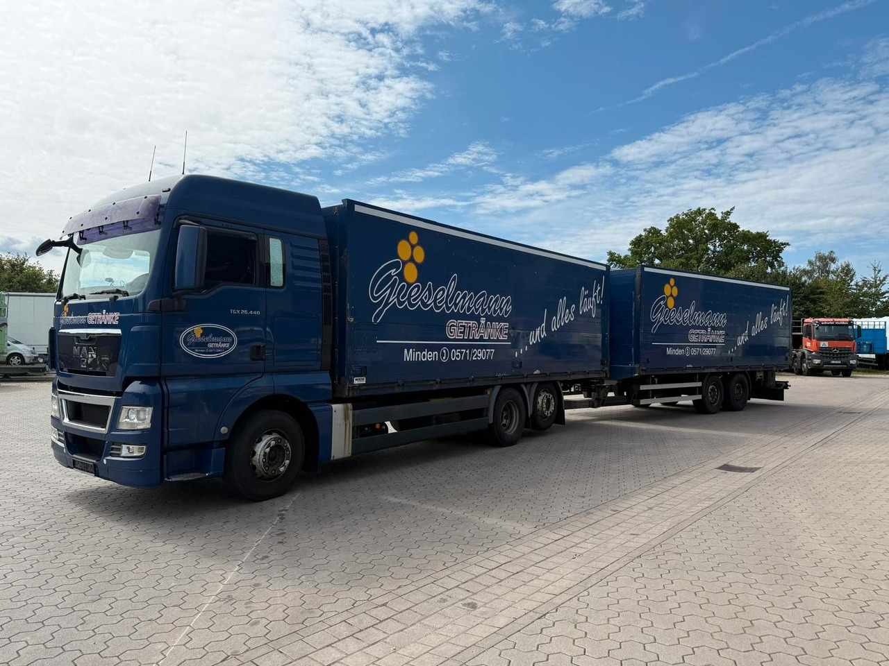 MAN TGA mit Kofferaufbau/Getränkeaufbau + Anhänger - Camion pour le transport de boissons: photos 2 MAN TGA mit Kofferaufbau/Getränkeaufbau + Anhänger - Camion pour le transport de boissons: photos 2