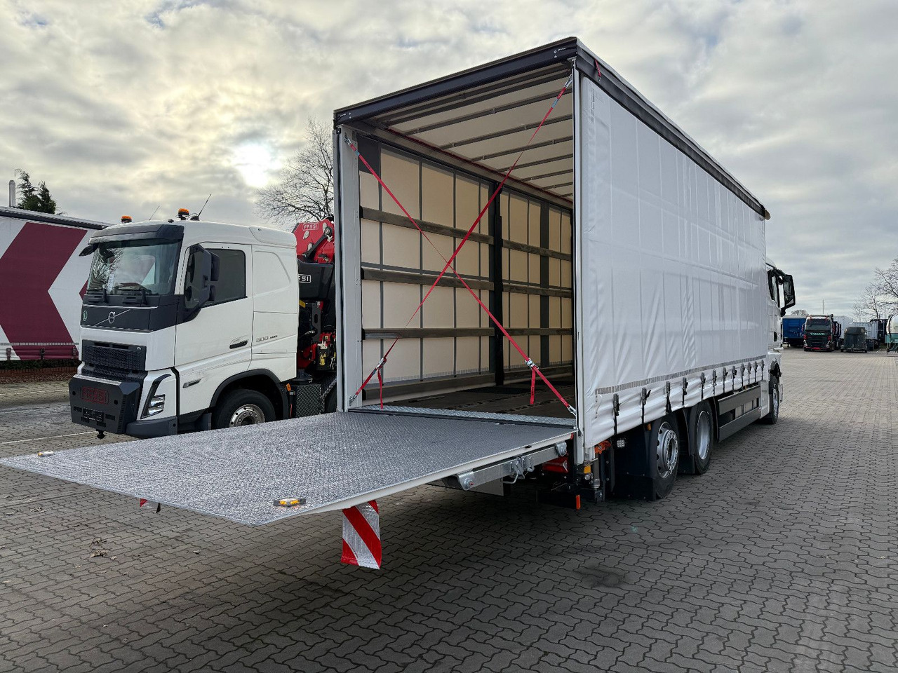 MAN TGX 26.440 6x2 LL Schwerlast Ladebordwand/Rampe - Camion porte-voitures: photos 3 MAN TGX 26.440 6x2 LL Schwerlast Ladebordwand/Rampe - Camion porte-voitures: photos 3