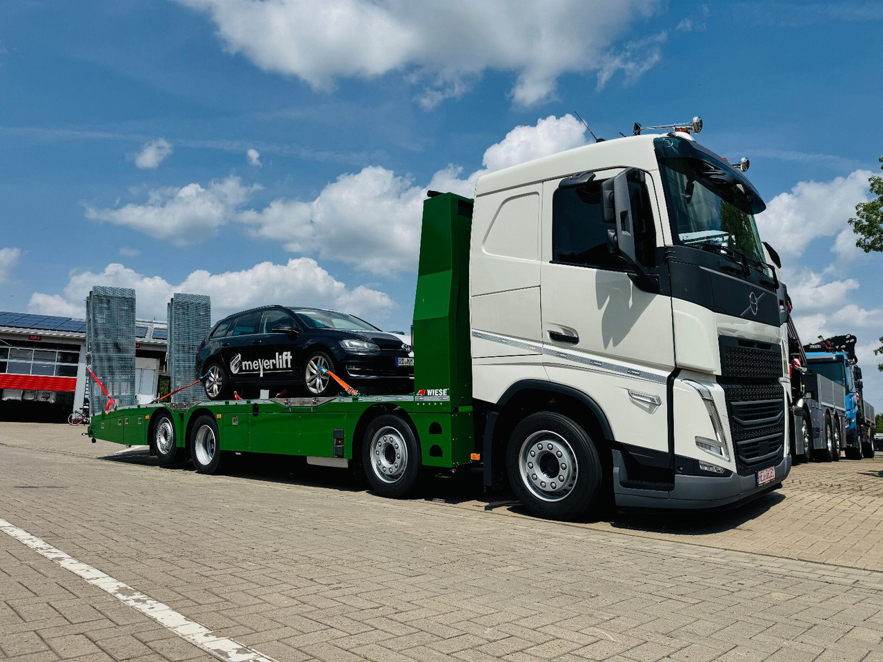 Volvo Arbeitsbühnen Baumaschinentransporter mit Rampen - Camion porte-voitures: photos 1 Volvo Arbeitsbühnen Baumaschinentransporter mit Rampen - Camion porte-voitures: photos 1