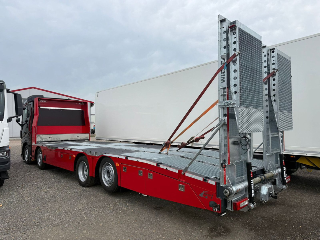 Volvo Arbeitsbühnen Baumaschinentransporter mit Rampen - Camion porte-voitures: photos 3 Volvo Arbeitsbühnen Baumaschinentransporter mit Rampen - Camion porte-voitures: photos 3