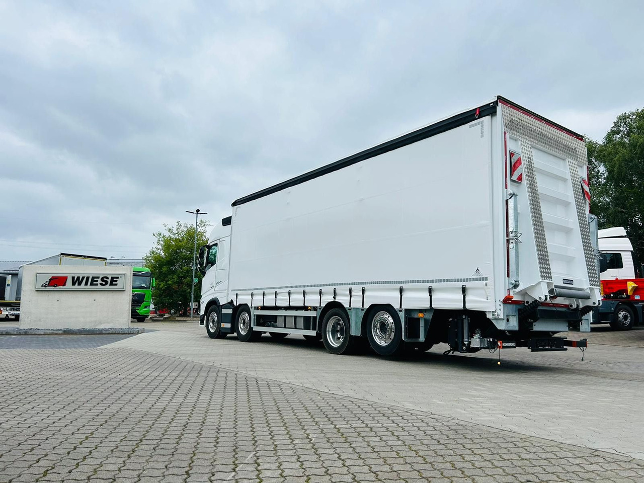 Volvo FH 500 8x2 Arbeitsbühnen Transporter LBW 9t - Camion à rideaux coulissants: photos 2 Volvo FH 500 8x2 Arbeitsbühnen Transporter LBW 9t - Camion à rideaux coulissants: photos 2