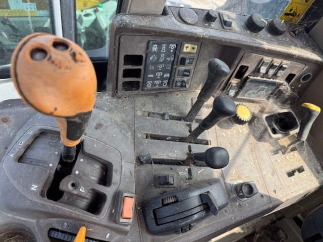 JOHN DEERE 6820 - Tracteur agricole: photos 5 JOHN DEERE 6820 - Tracteur agricole: photos 5