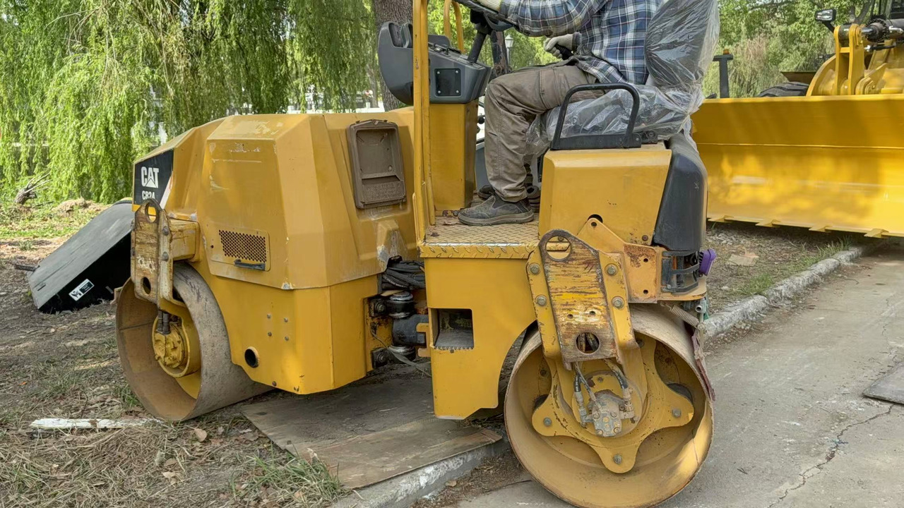 CATERPILLAR CB24B - Compacteur: photos 2 CATERPILLAR CB24B - Compacteur: photos 2