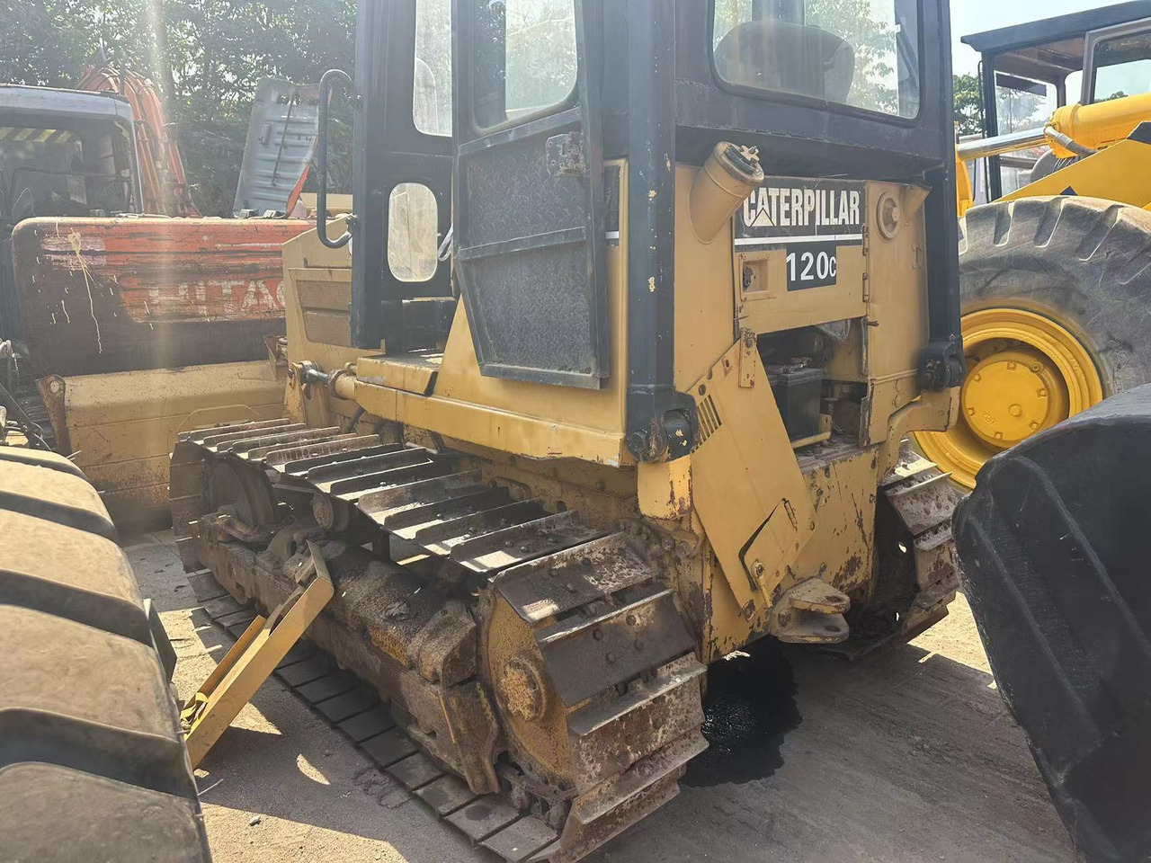 CATERPILLAR D4C - Bulldozer: photos 1 CATERPILLAR D4C - Bulldozer: photos 1