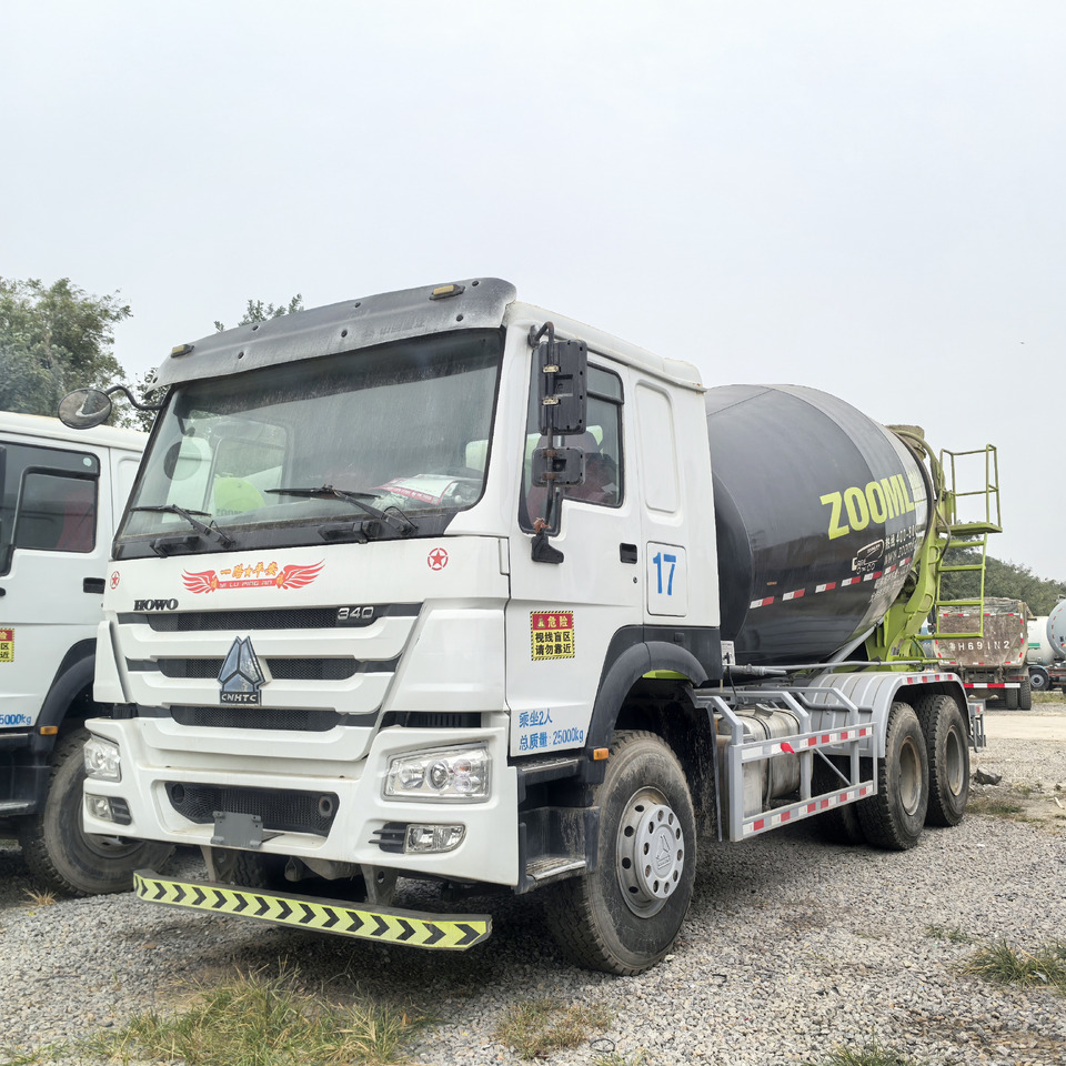 SINOTRUK Howo 6x4 mixer pump truck - Camion: photos 2 SINOTRUK Howo 6x4 mixer pump truck - Camion: photos 2