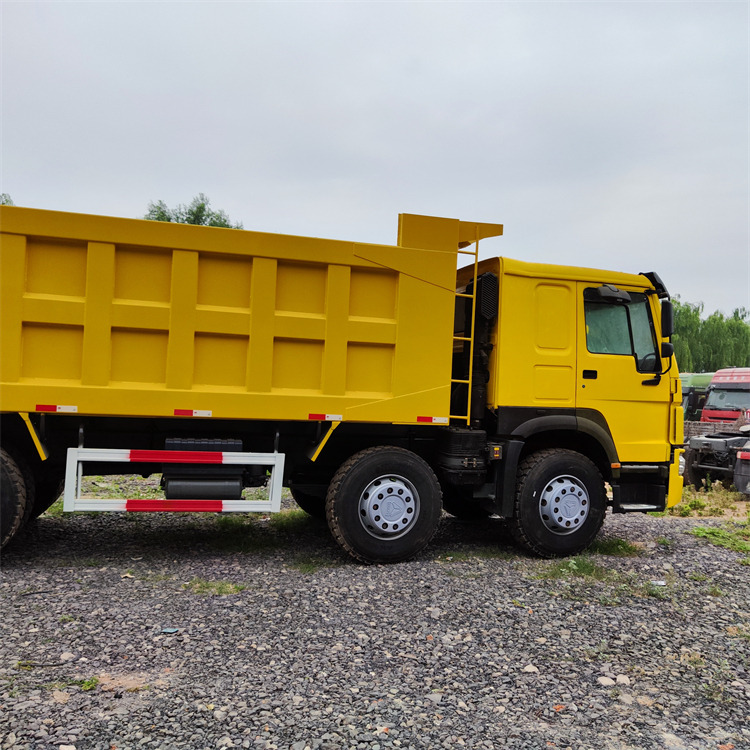 HOWO HOWO 8x4 371 dump truck-yellow - Camion benne: photos 4 HOWO HOWO 8x4 371 dump truck-yellow - Camion benne: photos 4