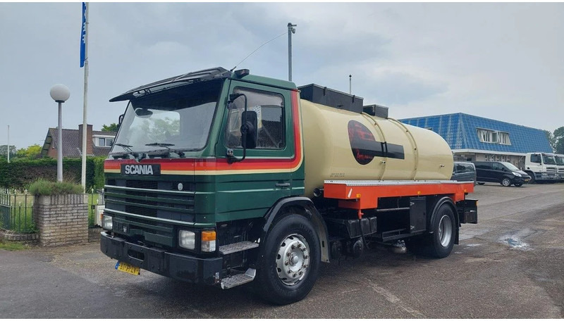 Scania P82 4x2 Tank - Camion citerne: photos 1 Scania P82 4x2 Tank - Camion citerne: photos 1