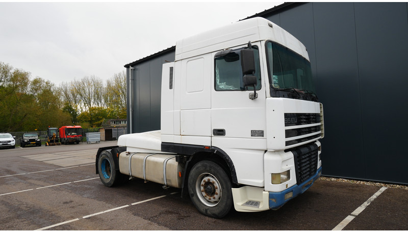 DAF XF 95.380 SC MANUAL GEARBOX EURO 3 - Tracteur routier: photos 4 DAF XF 95.380 SC MANUAL GEARBOX EURO 3 - Tracteur routier: photos 4