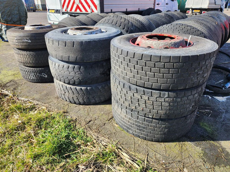 Tyres 18X 315-70/80/295x 22.5 INC RIMS, MUST GO - Pneu pour Camion: photos 5 Tyres 18X 315-70/80/295x 22.5 INC RIMS, MUST GO - Pneu pour Camion: photos 5