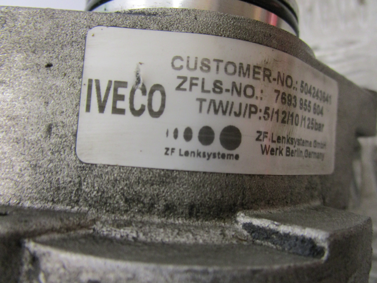 IVECO DAILY 3.0 POWER STEERING PUMP & DRIVE P/NO 7693955604 - Commande de gouvernail pour Camion: photos 2 IVECO DAILY 3.0 POWER STEERING PUMP & DRIVE P/NO 7693955604 - Commande de gouvernail pour Camion: photos 2