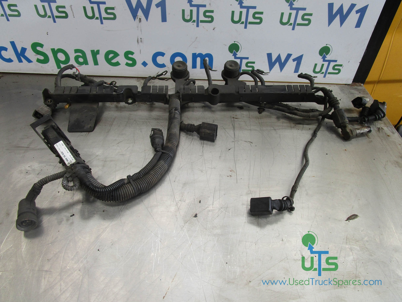 MERCEDES 1323/1823/2528 ECU/ENGINE/INJECTOR WIRING HARNESS P/NO A9061503533 - Moteur et pièces pour Camion: photos 1 MERCEDES 1323/1823/2528 ECU/ENGINE/INJECTOR WIRING HARNESS P/NO A9061503533 - Moteur et pièces pour Camion: photos 1