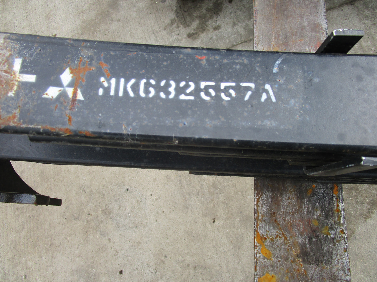 MITSUBISHI FUSO 8T REAR SPRINGS MK632557 - Suspension pour Camion: photos 2 MITSUBISHI FUSO 8T REAR SPRINGS MK632557 - Suspension pour Camion: photos 2