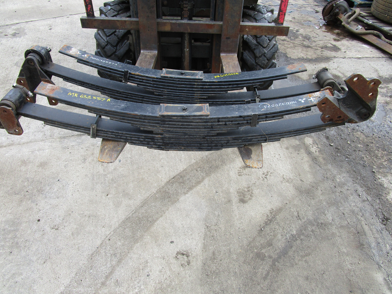 MITSUBISHI FUSO 8T REAR SPRINGS MK632557 - Suspension pour Camion: photos 1 MITSUBISHI FUSO 8T REAR SPRINGS MK632557 - Suspension pour Camion: photos 1